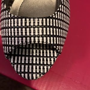 BanDoLino White and Black Sling Back Heels☺️😍